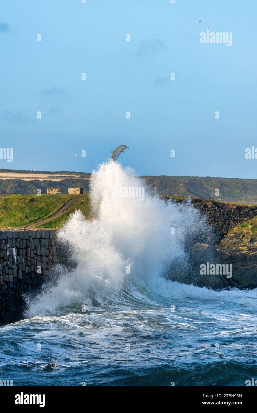 Le onde si schiantano contro il muro del porto di Portsoy a novembre. Aberdeenshire, Scozia Foto Stock