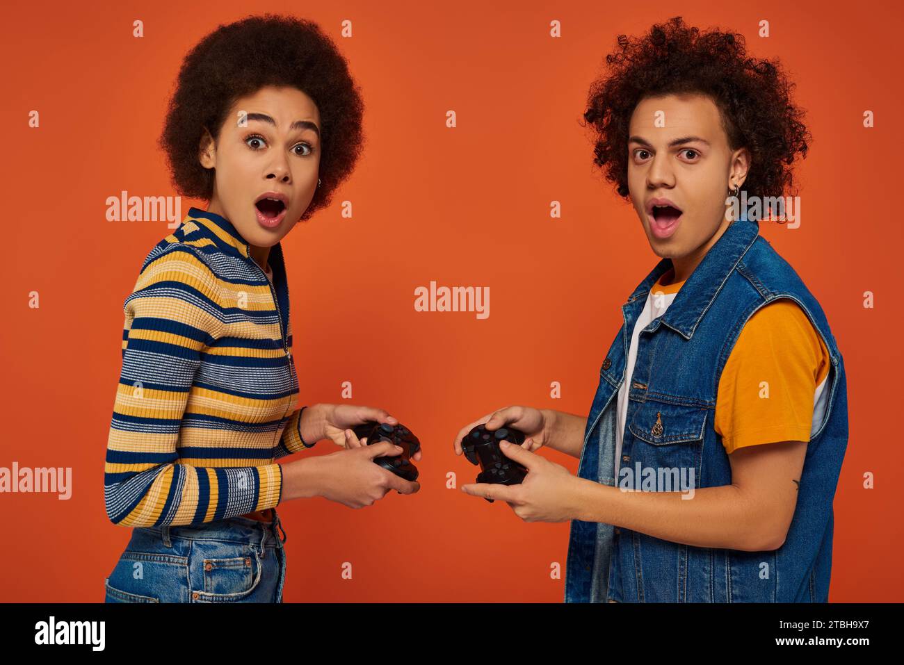 fratello e sorella afro-americani che giocano attivamente ai videogiochi, concetto di famiglia Foto Stock