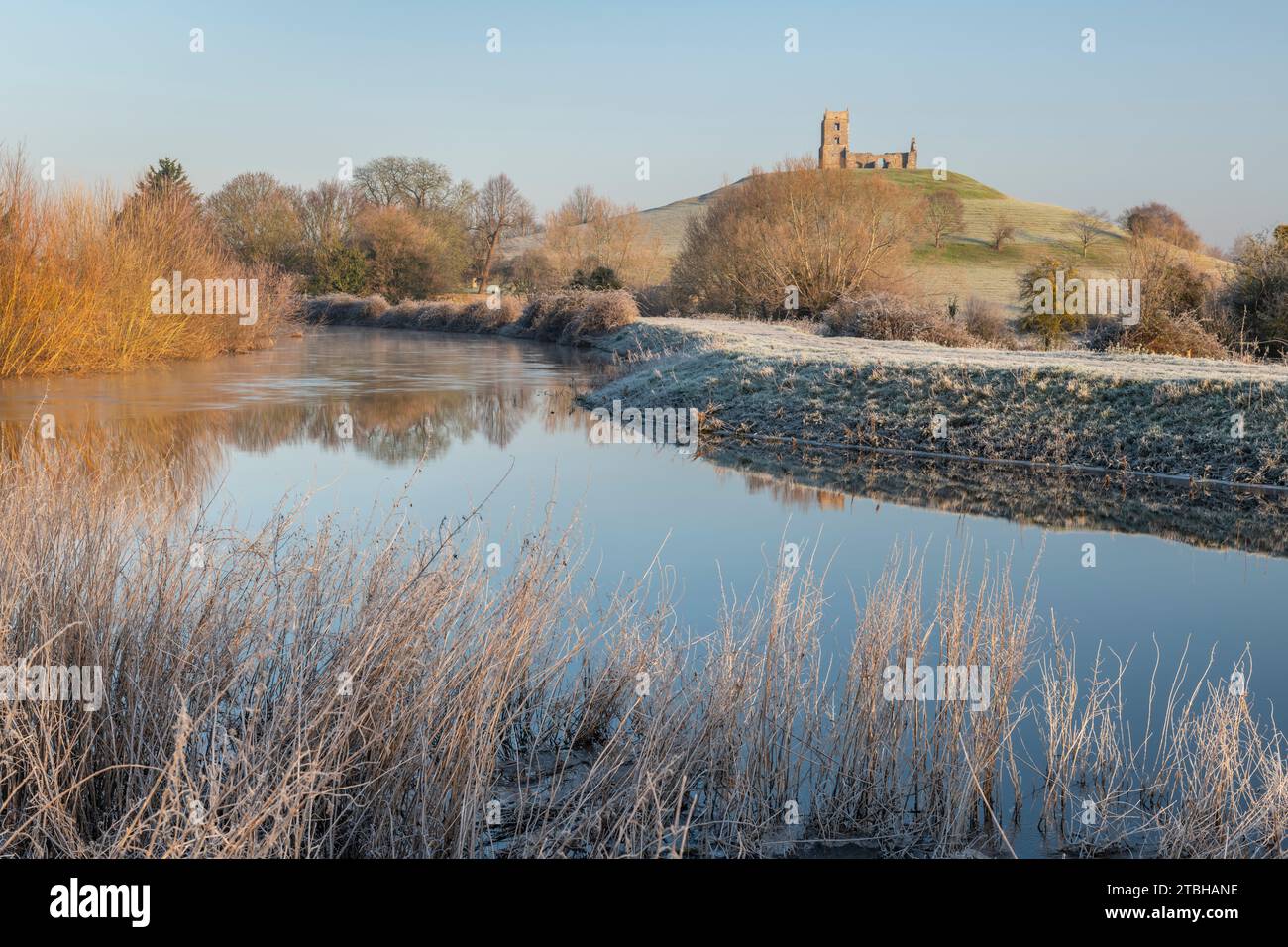 Mattinata invernale ghiacciata accanto al fiume Parrett e Burrow Mump, Burrowbridge, Somerset, Inghilterra. Inverno (gennaio) 2023. Foto Stock