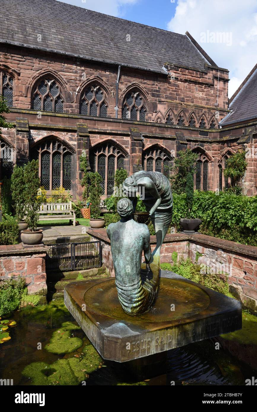 Fontana Scultura Water of Life (1994) di Stephen Broadbent, Jesus Christ & the Samarian Woman, nel Giardino del Chiostro o nella Cattedrale di Chester Foto Stock