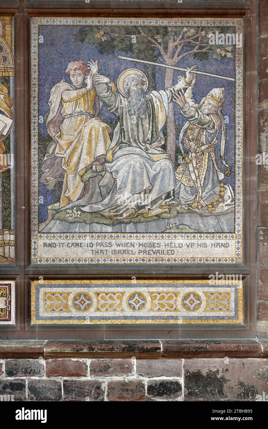 Quando Mosè gli tenne la mano, Israele prevalse. Wall Mosaic nella Cattedrale di Chester Inghilterra Regno Unito Foto Stock