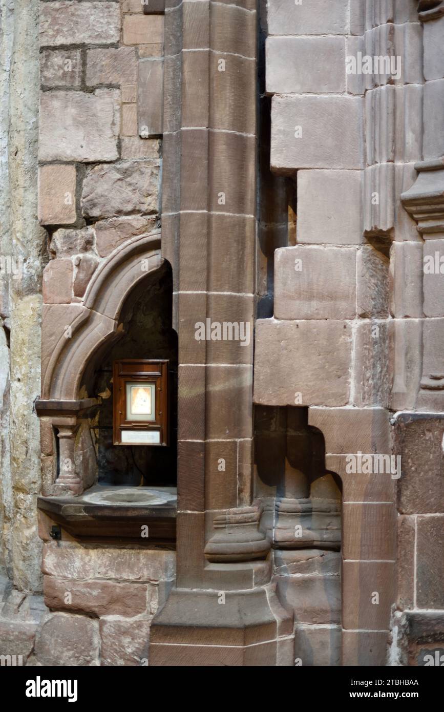 Nicchia in pietra, pietra e muratura in pietra che mostrano le diverse epoche o fasi di costruzione all'interno della cattedrale di Chester, Inghilterra, Regno Unito Foto Stock