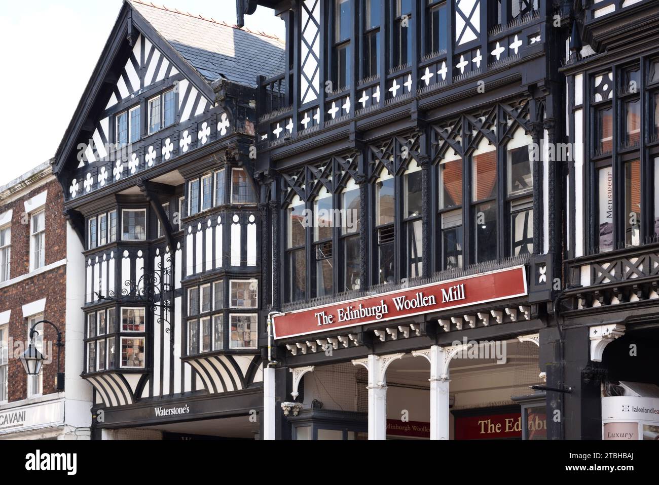 The Rows Eastgate Street, con edifici storici in legno e un negozio di Edinburgh Woollen Mill Shop o Store Chester England UK Foto Stock