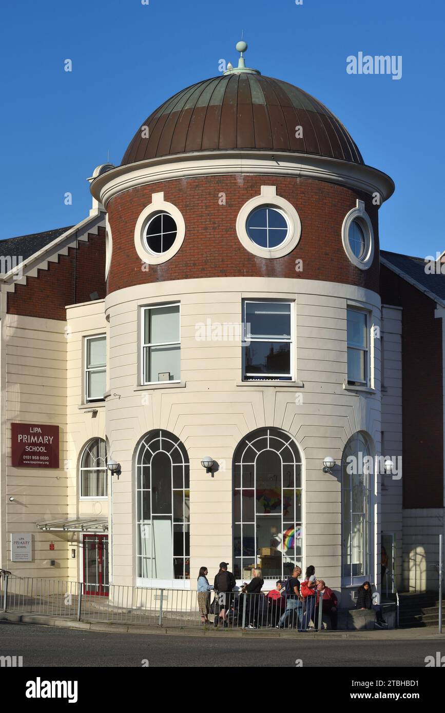 Scuola elementare e torre d'angolo neoclassica con Oculi o finestre rotonde, edificio Dean Walters parte della John Moores University Liverpool Inghilterra Regno Unito Foto Stock