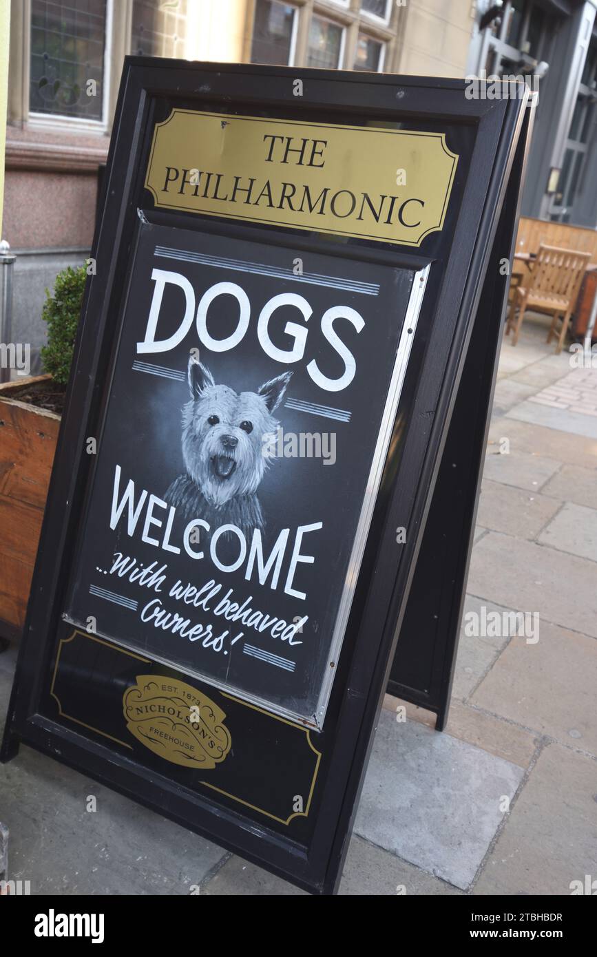 I cani sono i benvenuti con i proprietari ben educati, Advert Outside Dog Friendly Cafe o Establishment The Philharmonic Liverpool Inghilterra Regno Unito Foto Stock