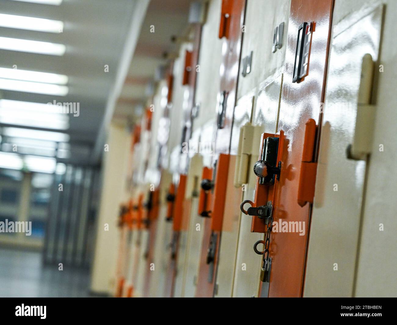 Berlino, Germania. 7 dicembre 2023. Le porte delle celle sono viste nel dipartimento di accesso alla prigione di Moabit durante la presentazione dei piani per una stanza di prevenzione del suicidio. (Al dpa "Justice plans more Prevention Against suicide in Prison") credito: Jens Kalaene/dpa/Alamy Live News Foto Stock