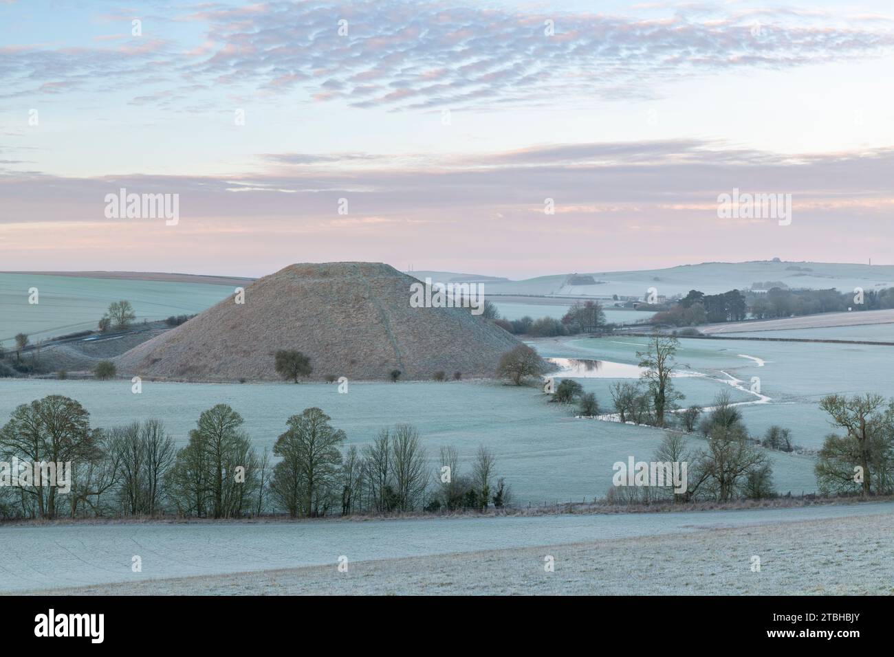 Mattinata invernale ghiacciata su Silbury Hill nel Wiltshire, in Inghilterra. Inverno (febbraio) 2023. Foto Stock