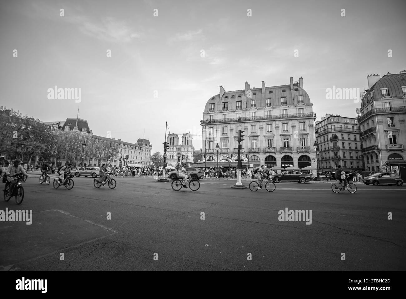 Parigi, Francia - 8 ottobre 2023: Vista panoramica di Place Saint Michel e della Cattedrale di Notre Dame sullo sfondo Foto Stock