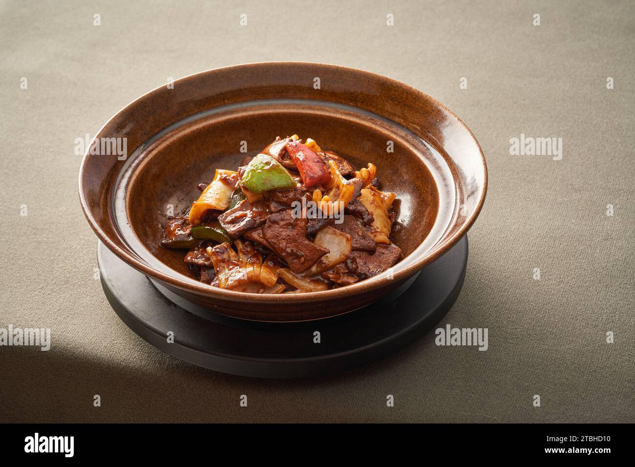 Mescolare i fegati di maiale fritti (saltati) Foto Stock