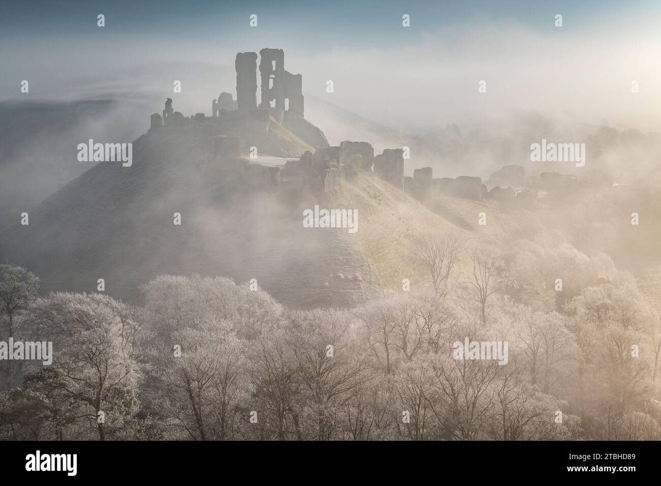 Le imponenti rovine del castello di Corfe in una fredda mattinata invernale a Purbecks, Dorset, Inghilterra. Inverno (febbraio) 2023. Foto Stock