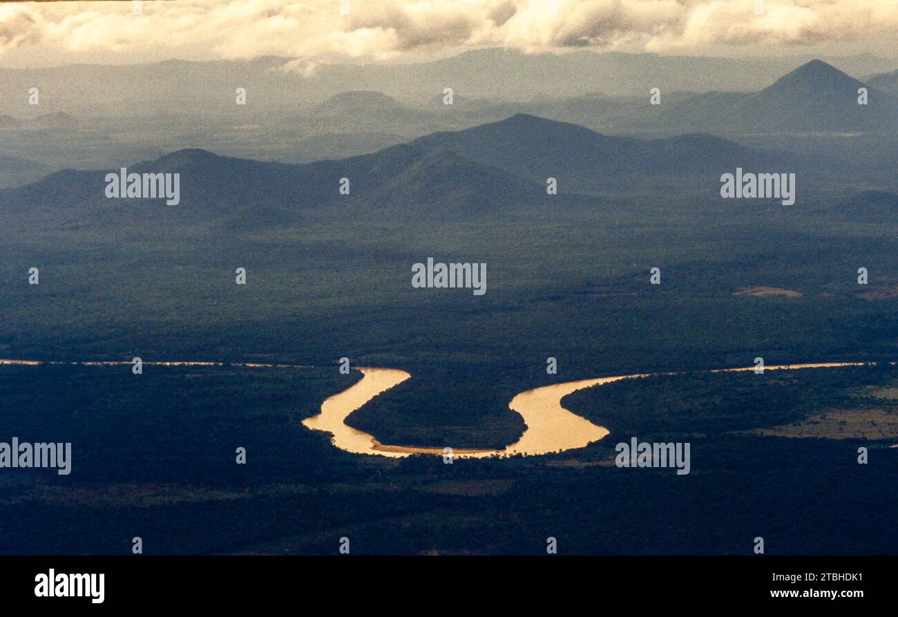 Vista aerea della foresta pluviale amazzonica, delle curve fluviali e della fitta foresta con elevata biodiversità, dello stato di Roraima, nel nord del Brasile. Foto Stock