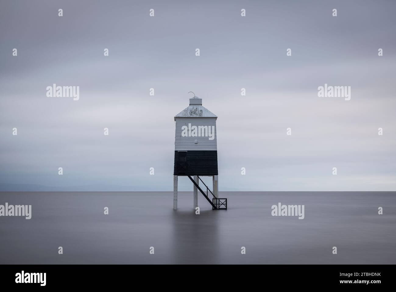 Il faro di Burrnham Low con trampolino all'alta marea, Burnham on Sea, Somerset, Inghilterra. Inverno (febbraio) 2023. Foto Stock