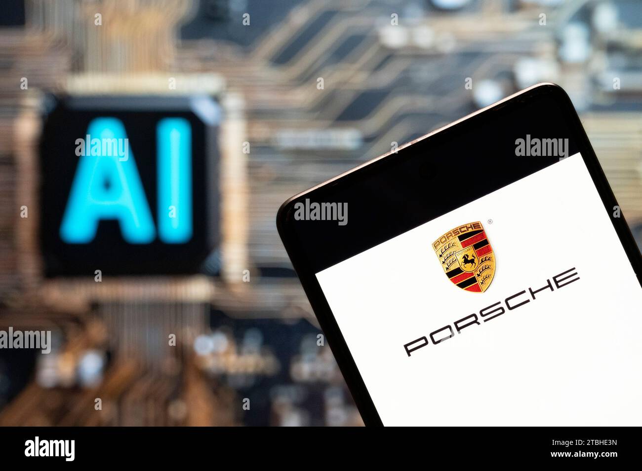 Hong Kong, Cina. 3 novembre 2023. In questa foto, l'auto di lusso tedesca specializzata in veicoli sportivi, il logo Porsche è visibile su uno smartphone con un chip di intelligenza artificiale (ai) e un simbolo sullo sfondo. Credito: SOPA Images Limited/Alamy Live News Foto Stock