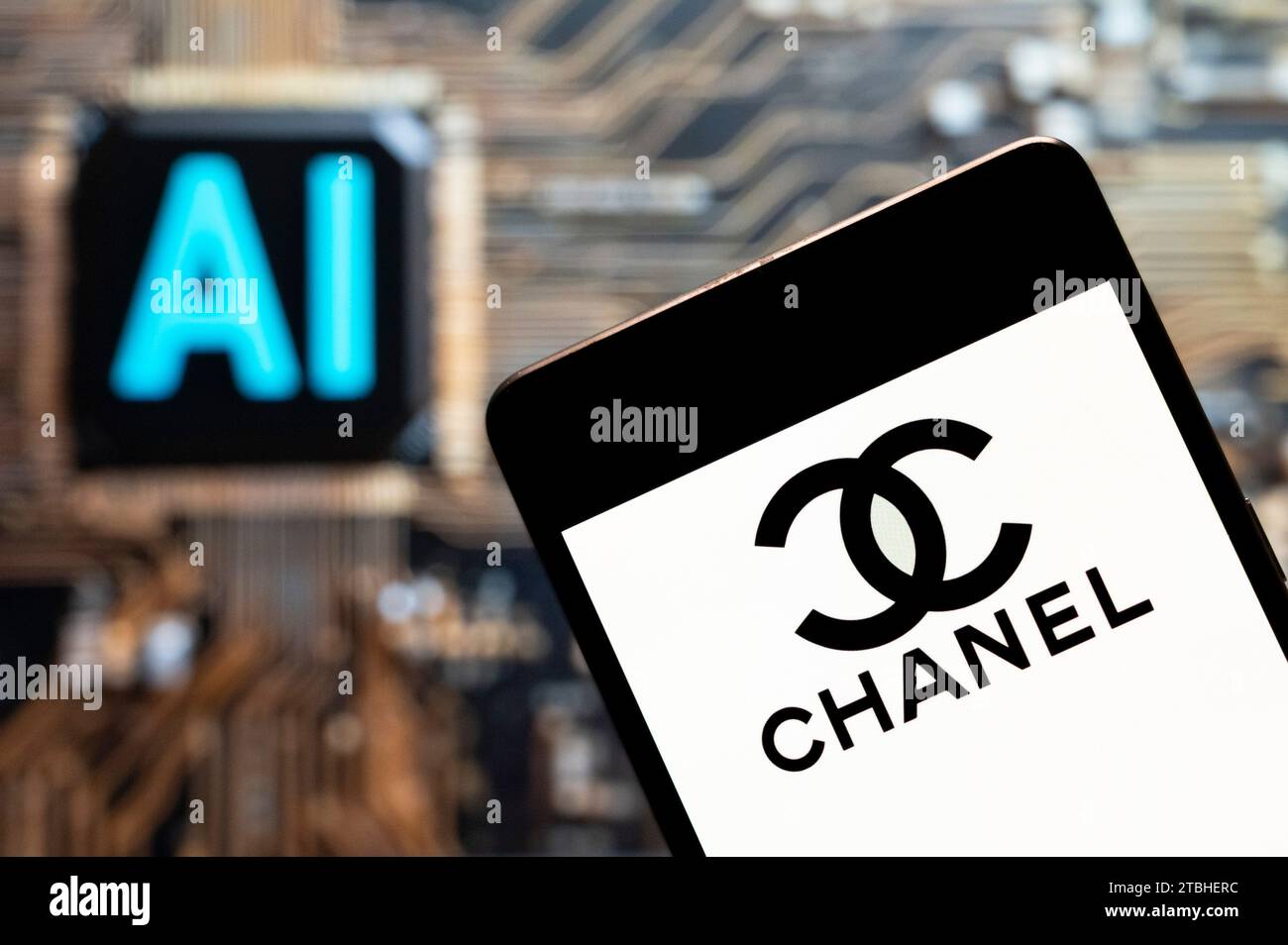 Hong Kong, Cina. 3 novembre 2023. In questa immagine fotografica, il logo Chanel del marchio di bellezza cosmetica multinazionale francese è visibile su uno smartphone con un chip e un simbolo di intelligenza artificiale (ai) sullo sfondo. (Immagine di credito: © Budrul Chukrut/SOPA Images via ZUMA Press Wire) SOLO USO EDITORIALE! Non per USO commerciale! Foto Stock
