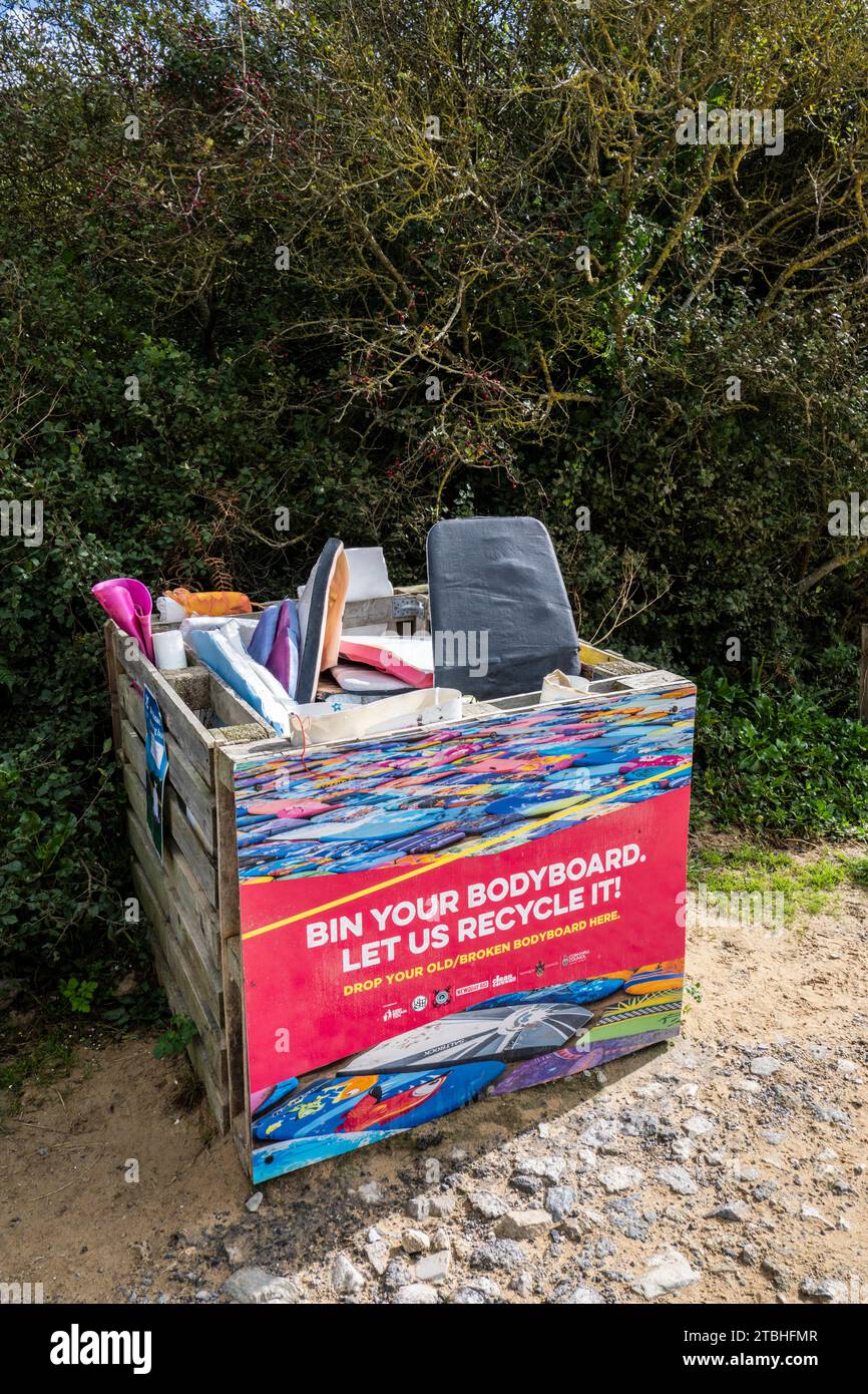 Un cestino per il riciclaggio dei bodyboard presso Crantock a Newquay, in Cornovaglia, nel Regno Unito. Foto Stock