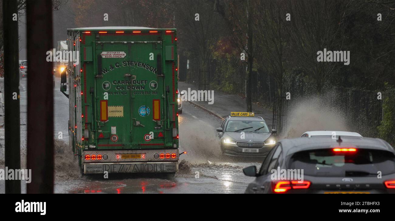 Belfast, Irlanda del Nord, Regno Unito. 7 dicembre 2023. Condizioni meteorologiche nel Regno Unito - la pioggia continua in tutta l'Irlanda del Nord con un segnale di pioggia in atto. Inondazioni d'acqua sulla Ravenhill Road a sud-est di Belfast. Credito: CAZIMB/Alamy Live News. Foto Stock