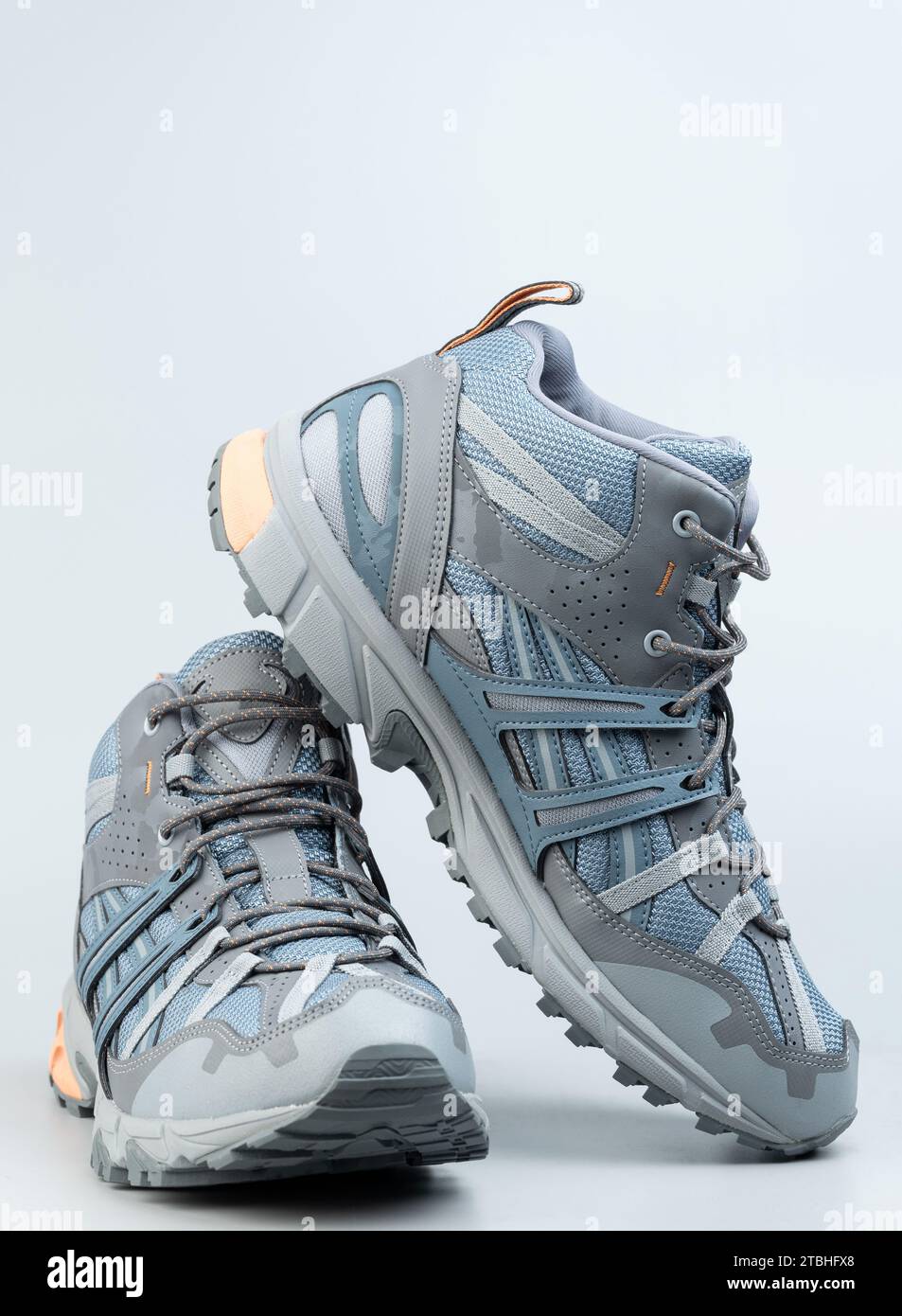 Bootswith grigio e blu con lacci isolati sullo sfondo dello studio Foto Stock