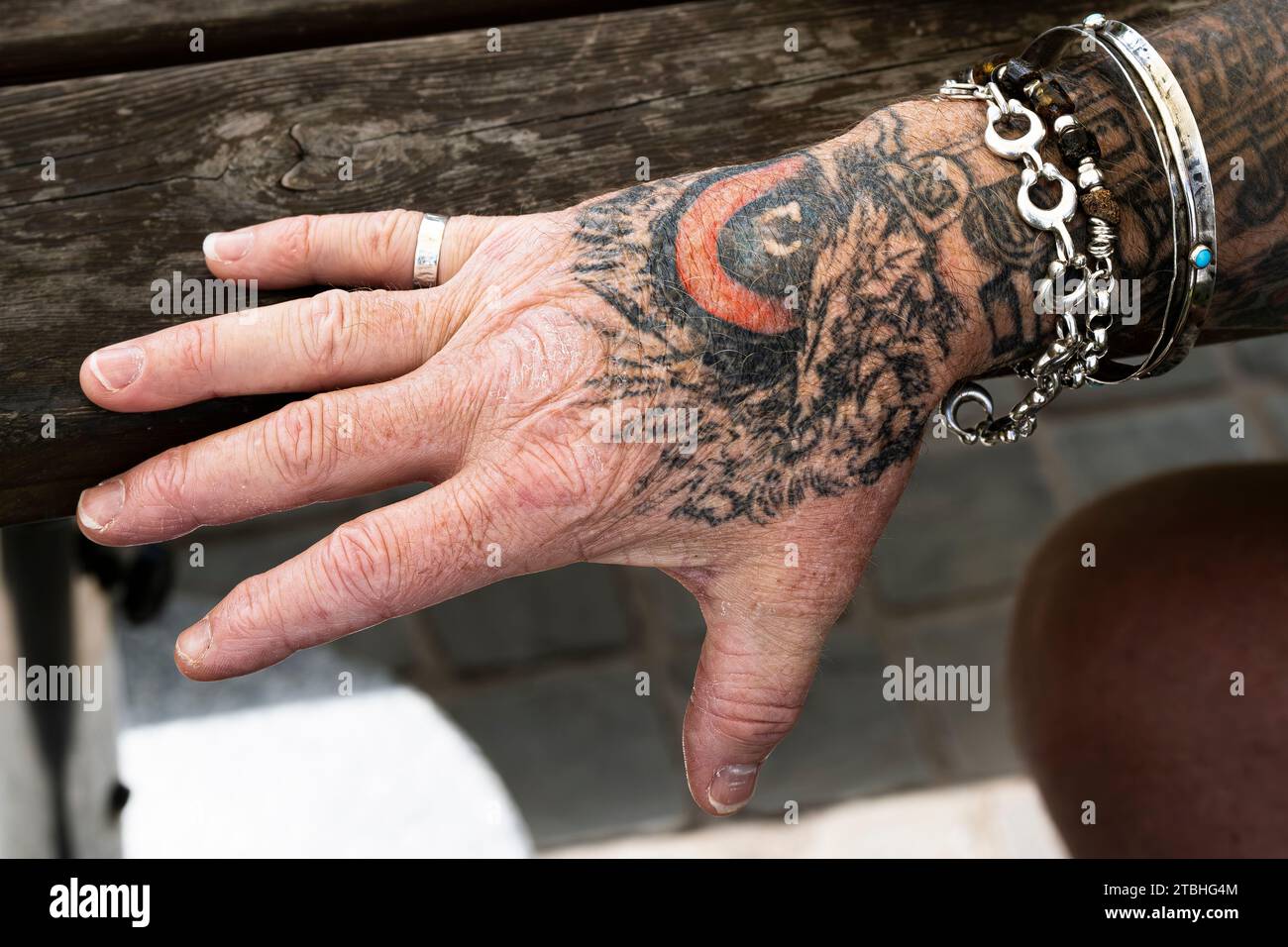 La mano tatuata di un uomo. Foto Stock