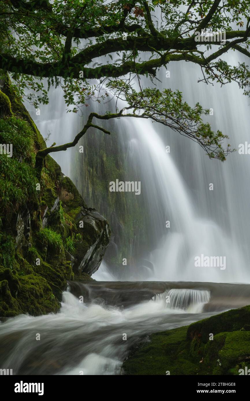 Ceunant Mawr Waterfall nel villaggio di Llanberis, Snowdonia National Park, Galles, Regno Unito. Autunno (ottobre) 2023. Foto Stock