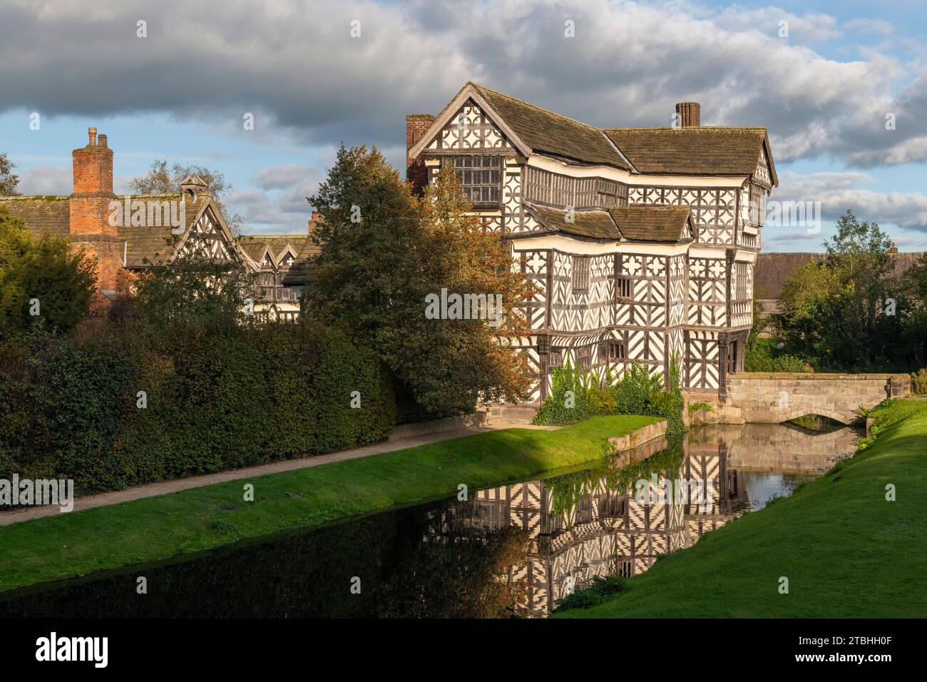 Little Moreton Hall, una casa padronale con fossato in legno Tudor vicino a Congleton, nel Cheshire, in Inghilterra. Autunno (ottobre) 2023. Foto Stock