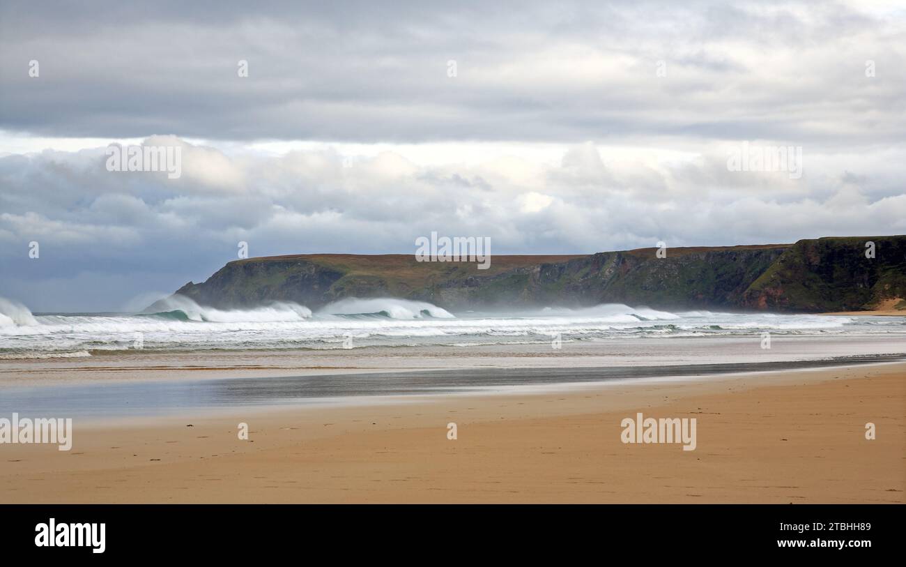 Onde che si infrangono contro la forza di raffica venti al largo a nord di Stornoway, sulla costa orientale dell'Isola di Lewis, Ebridi esterne, Scozia. Foto Stock