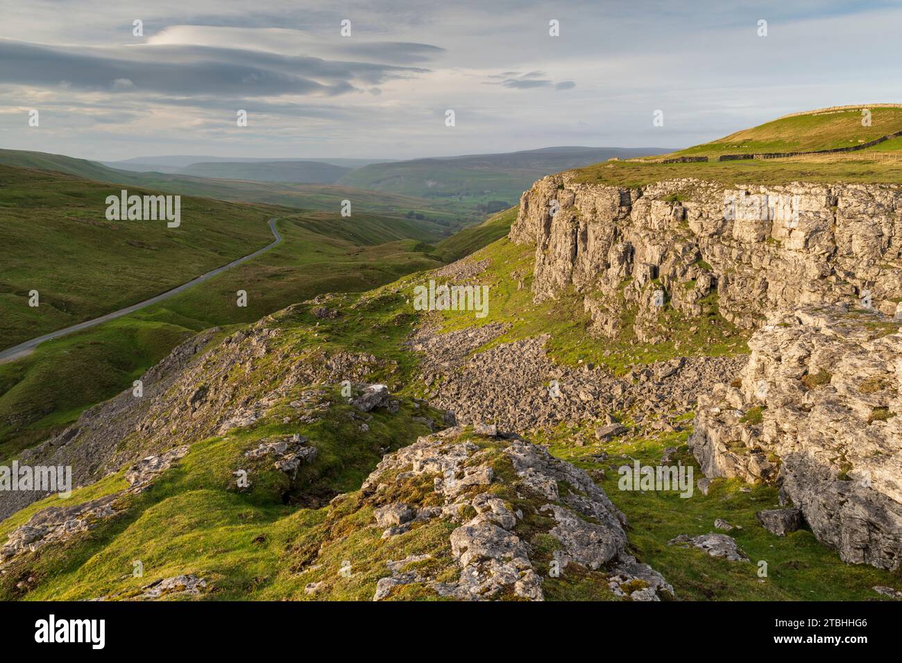 Falesie calcaree a Oxnop Ghyll nello Yorkshire Dales National Park, Yorkshire, Inghilterra. Autunno (ottobre) 2023. Foto Stock