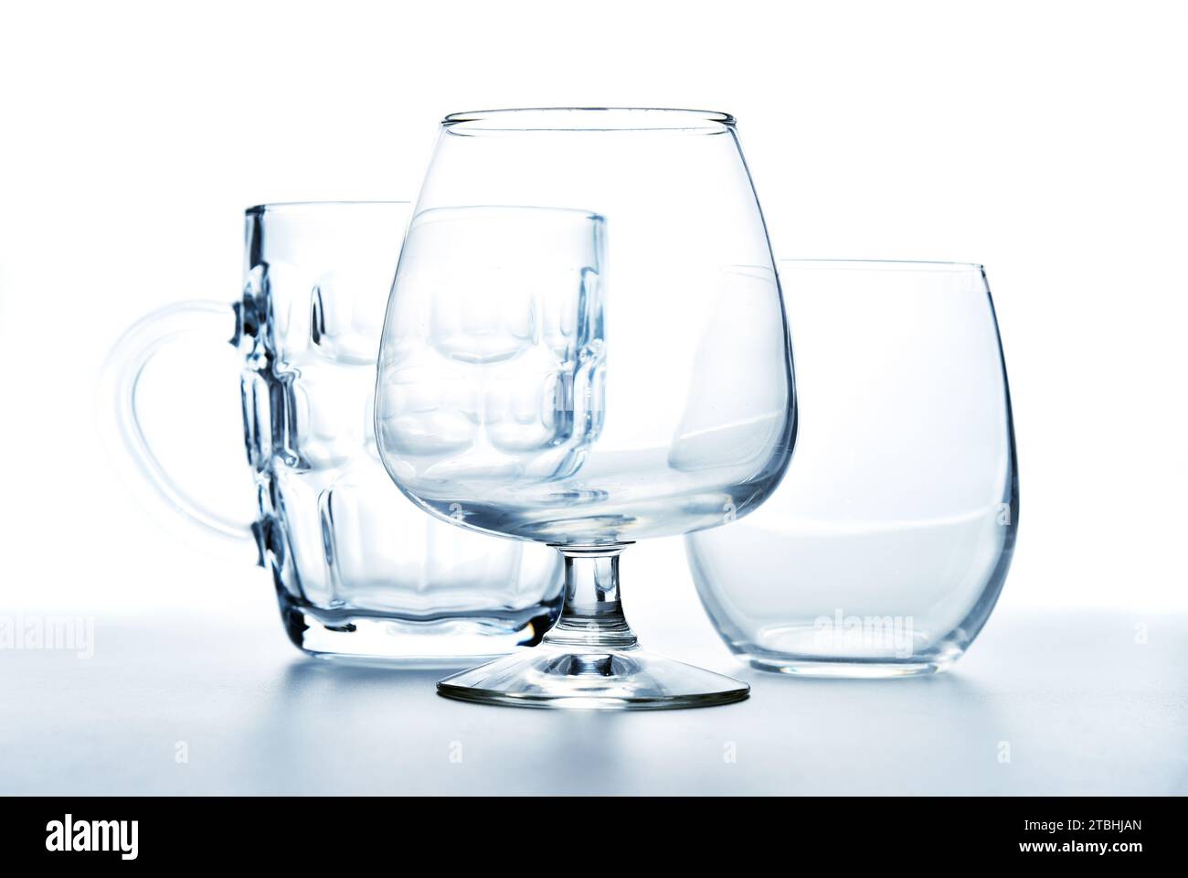 Calice di vetro, bicchiere e tazza su sfondo bianco. Set di vetreria da bar pulita e trasparente per alcool. Collezione di vetreria PAB. Foto Stock