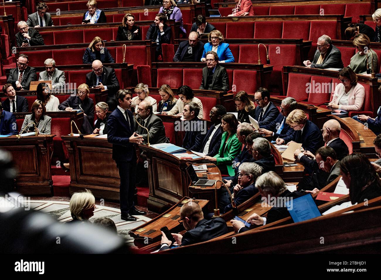 Parigi, Francia. 5 dicembre 2023. Antonin Burat/le Pictorium - sessione di interrogazioni al governo del 5 dicembre 2023, all'Assemblea nazionale francese - 05/12/2023 - Francia/Parigi - il ministro dell'educazione nazionale Gabriel Attal risponde ai deputati durante la sessione di interrogazioni al governo del 5 dicembre 2023, all'Assemblea nazionale francese. Crediti: LE PICTORIUM/Alamy Live News Foto Stock