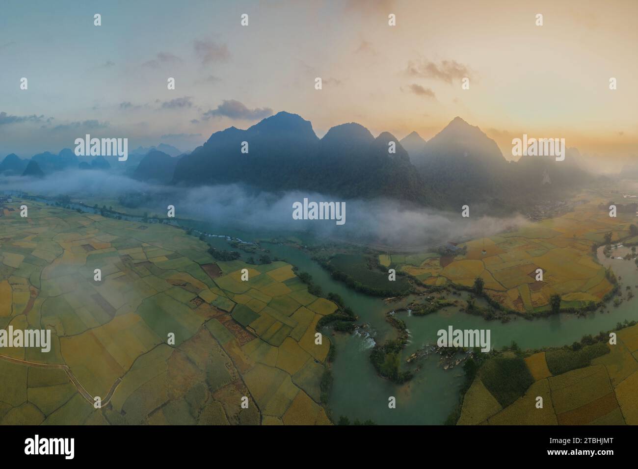 Paesaggio della montagna di Ngoc con, provincia di Cao Bang, Vietnam pieno di nebbia la mattina presto Foto Stock