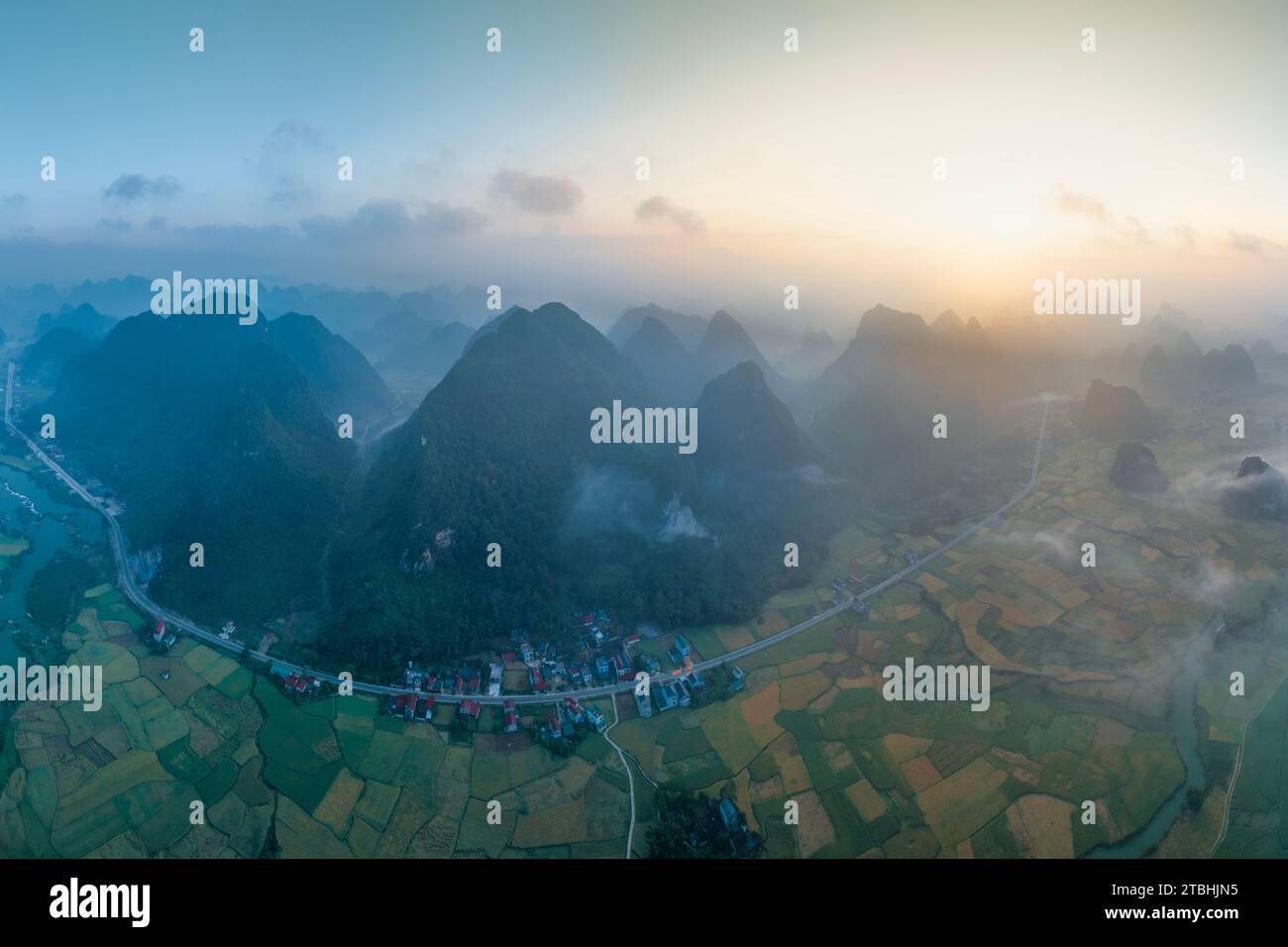 Paesaggio della montagna di Ngoc con, provincia di Cao Bang, Vietnam pieno di nebbia la mattina presto Foto Stock