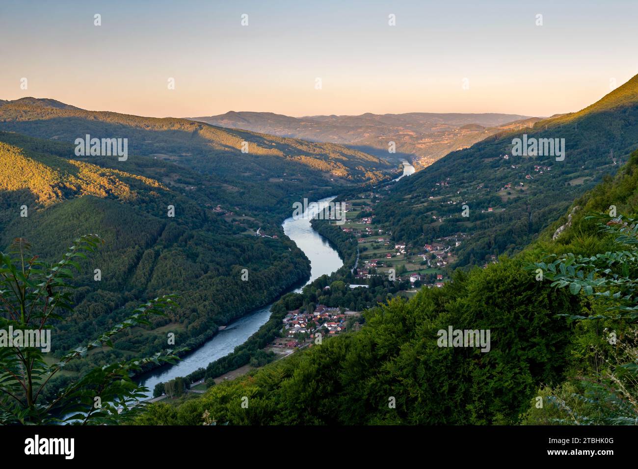 Vista della valle del fiume Drina sul monte Tara in Serbia. Foto Stock