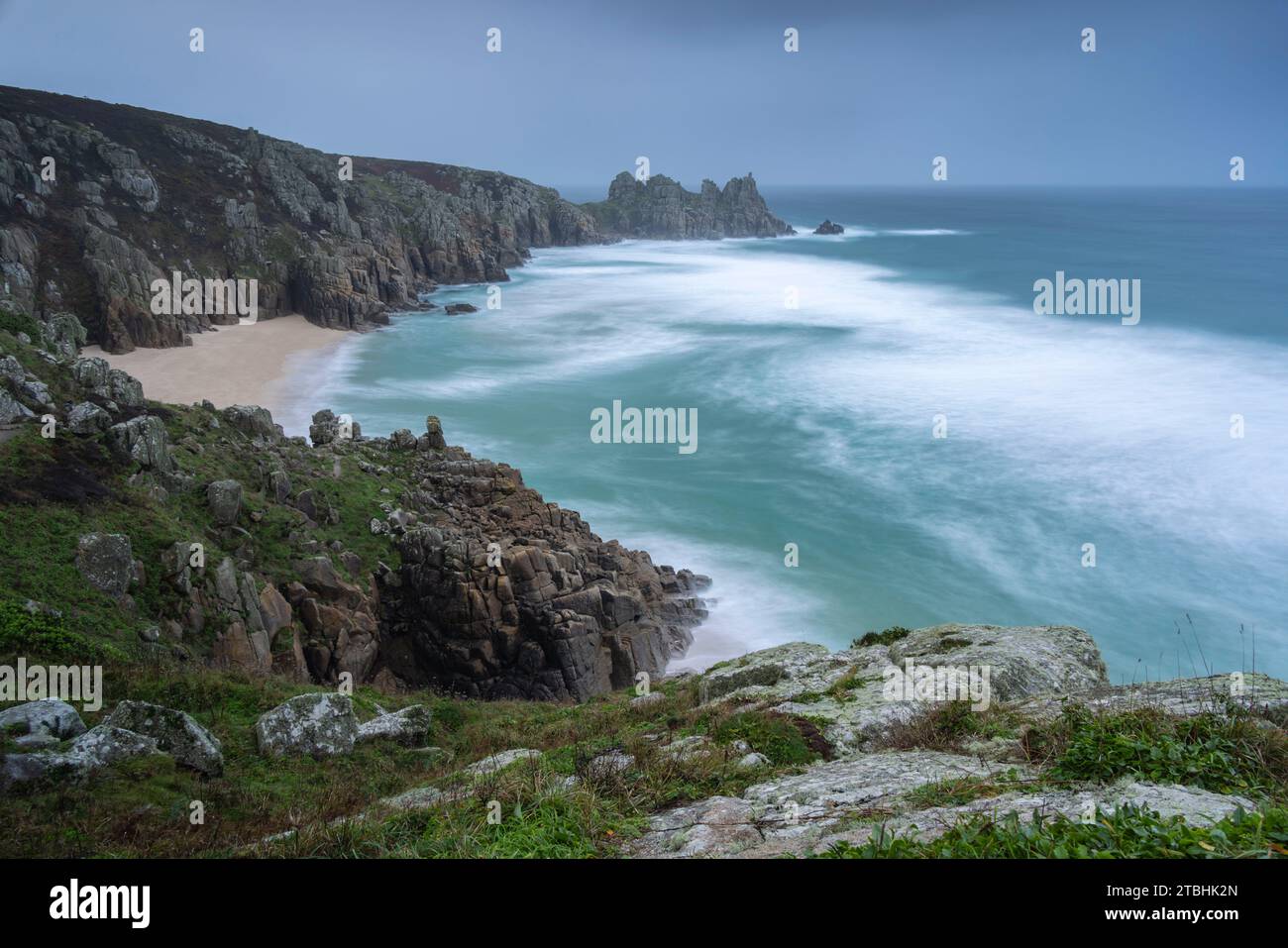 Logan Rock attraverso Pednvounder Beach, Cornovaglia, Inghilterra. Autunno (novembre) 2023. Foto Stock