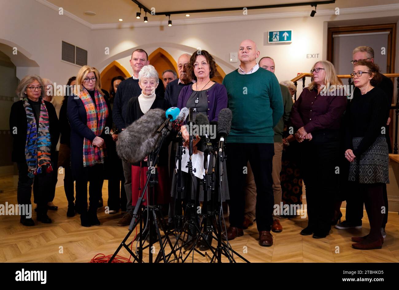 Julia Waters, sorella di Ruth Perry, parlando con i media del Reading Town Hall alla fine dell'inchiesta per la preside, dove il coroner Heidi Connor concluse un'ispezione di Ofsted 'probabilmente contribuito' alla sua morte. La onorevole Perry si è tolta la vita dopo che una relazione del cane da guardia ha declassato la sua scuola elementare Caversham leggendo dal suo punteggio più alto al più basso per quanto riguarda la tutela delle preoccupazioni. Data immagine: Giovedì 7 dicembre 2023. Foto Stock