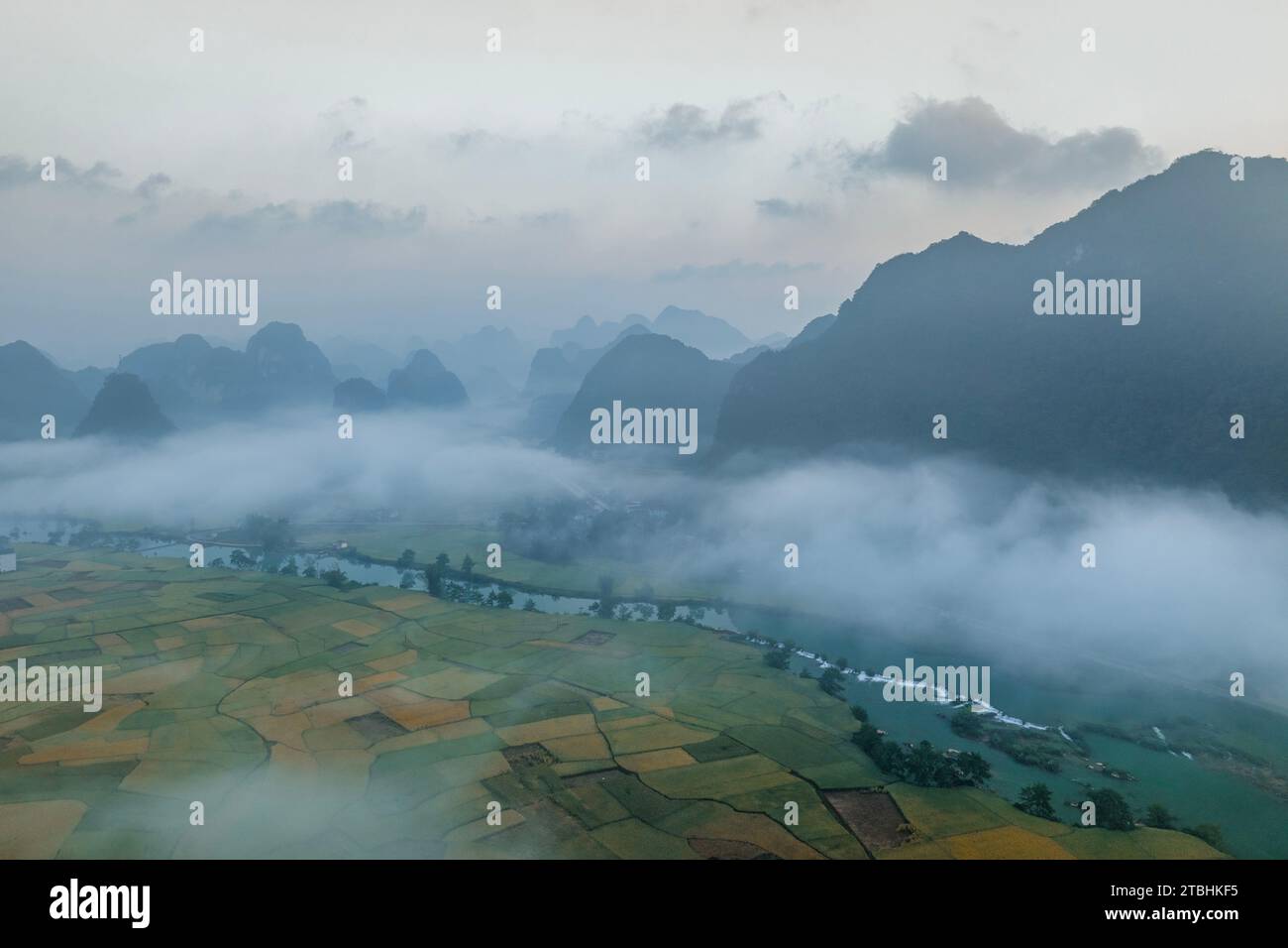 Paesaggio della montagna di Ngoc con, provincia di Cao Bang, Vietnam pieno di nebbia la mattina presto Foto Stock