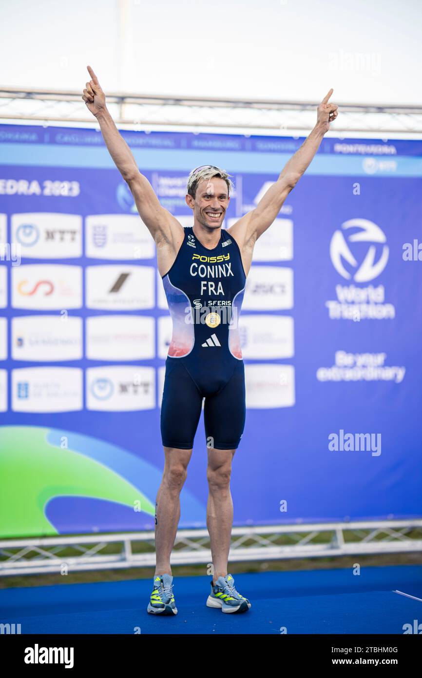 Dorian Coninx alla cerimonia di premiazione come vincitore a Pontevedra nel Triathlon World Championship Series 2023. Foto Stock