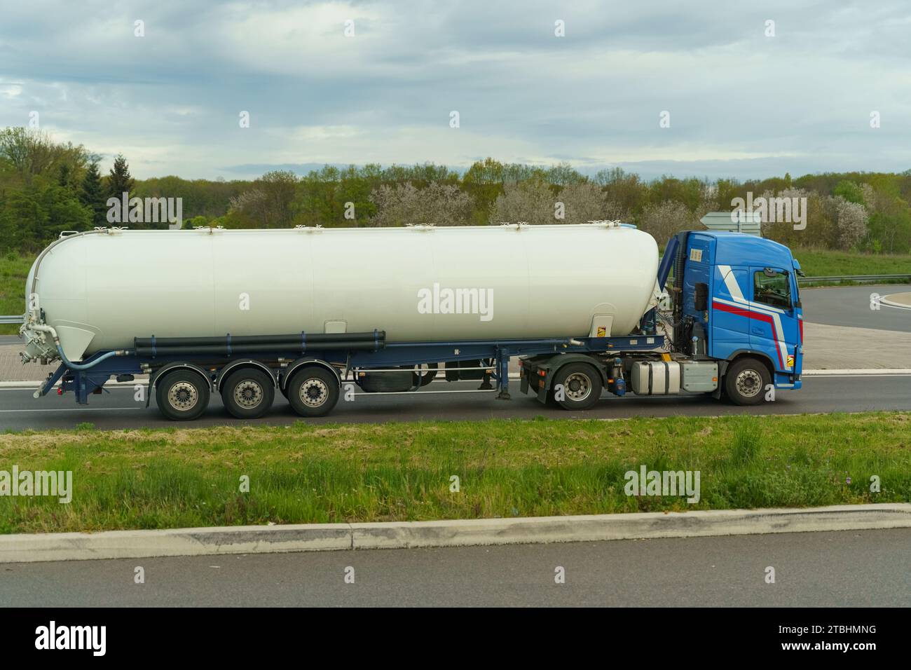 Trasporto di prodotti chimici liquidi su strada lungo l'autostrada. Concetto di logistica. Foto Stock