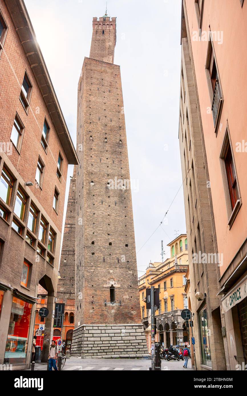 Le torri pendenti Garisenda e Asinelli su piazza di porta Ravegnana. Bologna, Italia Foto Stock