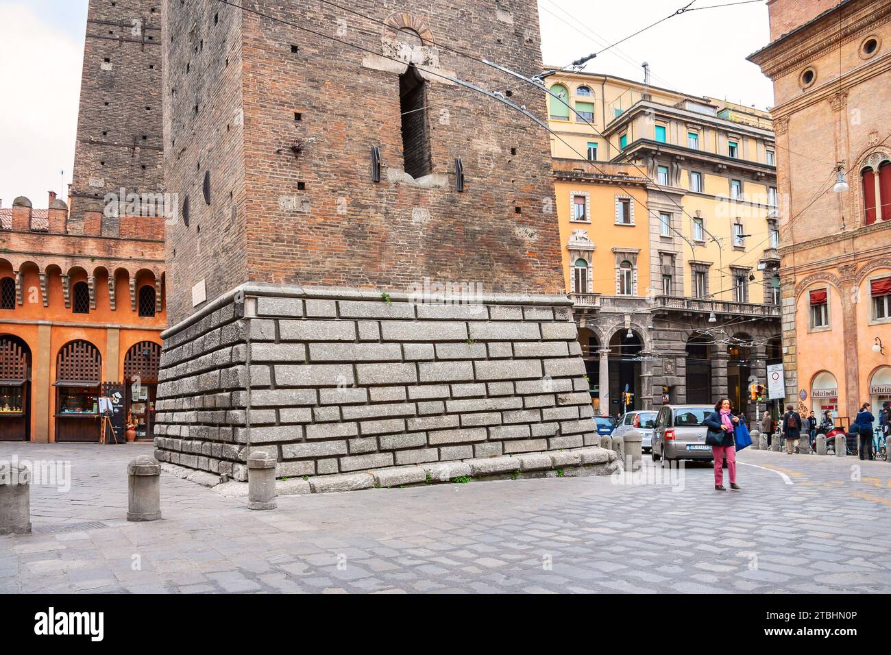 Vista sulla piazza della città, Piazza di porta Ravegnana, con la base della Torre Garisenda pendente a Bologna. Italia Foto Stock