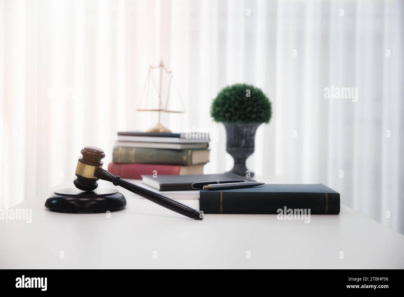 Gavel di legno e libri a tavola nell'ufficio legale. Foto Stock