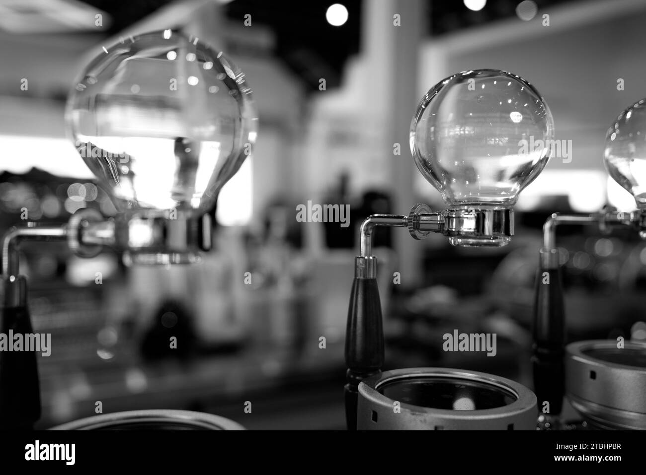 Macchina per caffè con sifone e fondo bokeh Foto Stock