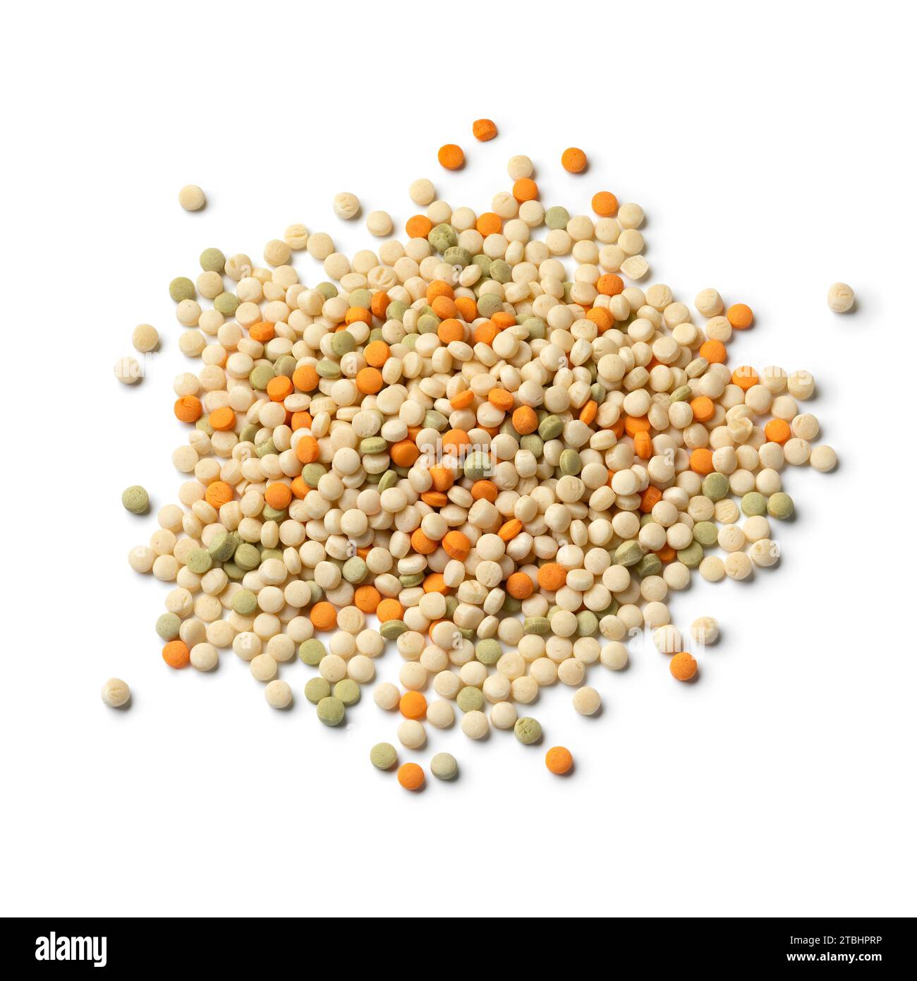 Mucchio di couscous perlato crudo forma tricolore isolata su sfondo bianco da vicino Foto Stock