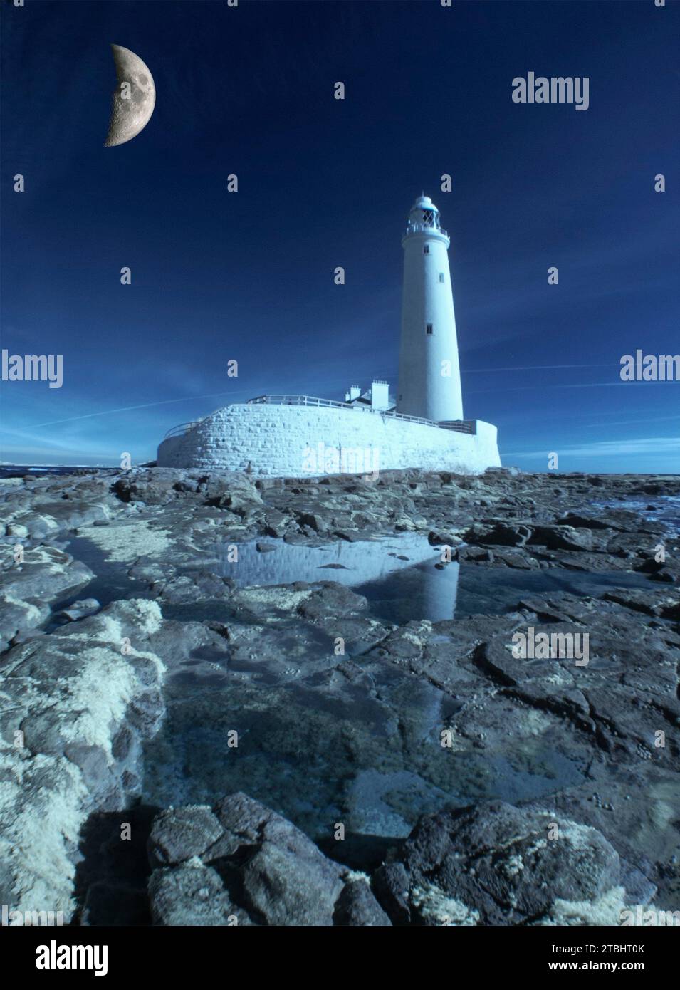 Immagine composita della Luna e del faro di St Mary vicino a Whitley Bay Regno Unito (infrarossi) Foto Stock