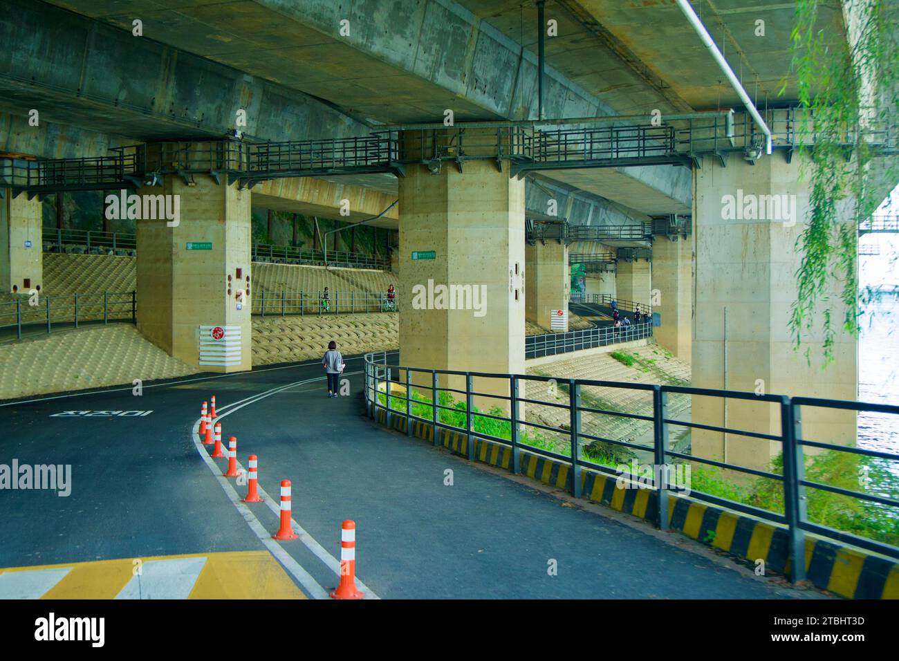 Una foto delle piste ciclabili sotto l'Olympic Boulevard nel Parco Banpo Hangang a Seoul, Corea del Sud. Foto Stock