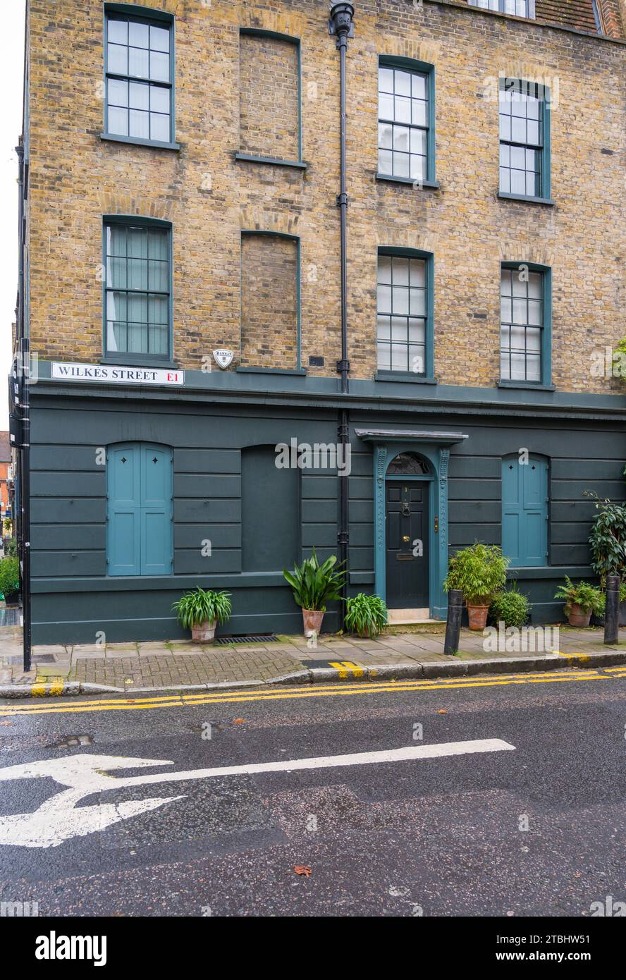 Casa cittadina a schiera georgiana all'angolo tra Wilkes Street e Fournier Street. Spitalfields, Londra, Regno Unito Foto Stock