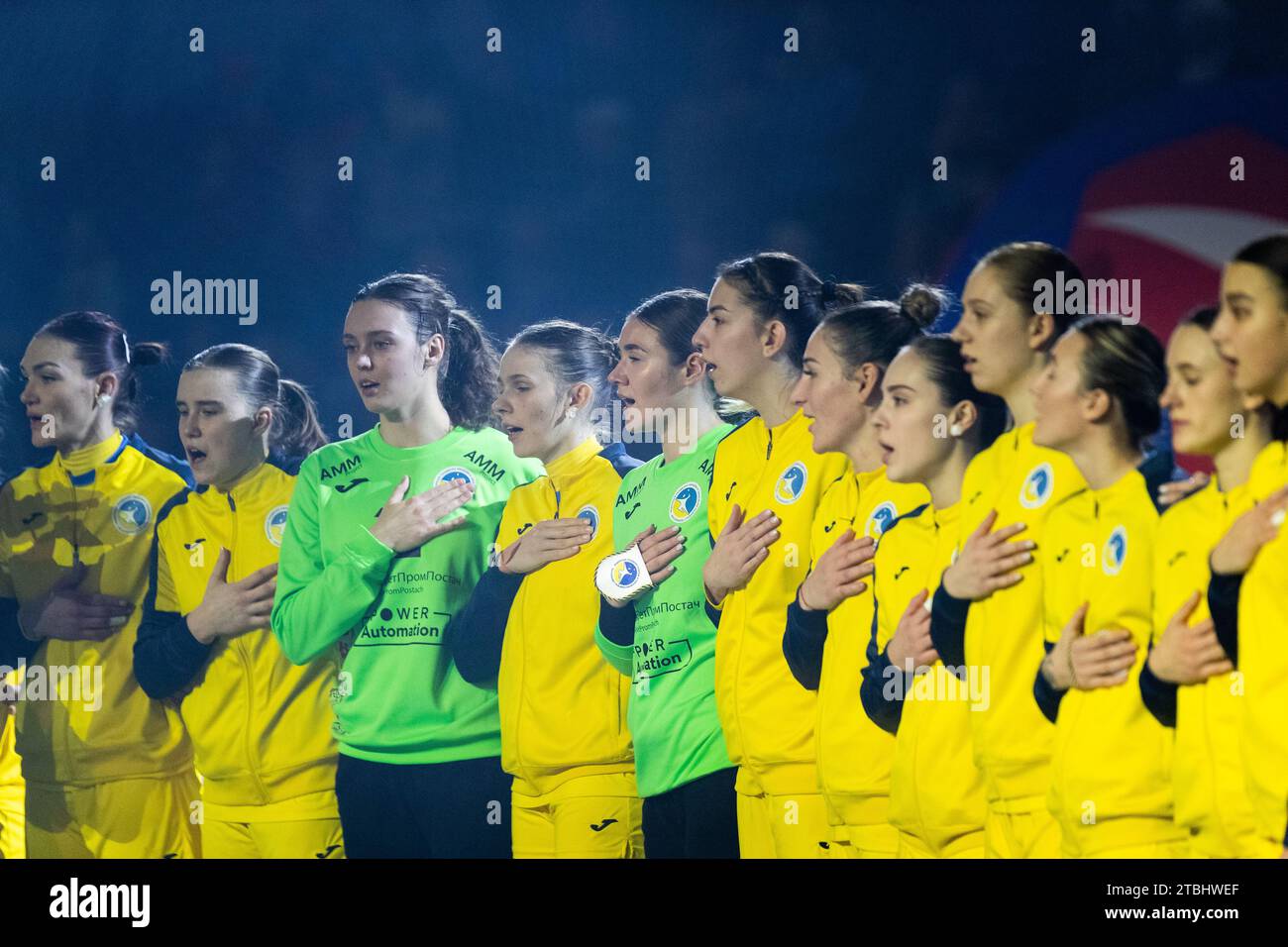 Frederikshavn, Danimarca. 6 dicembre 2023. I giocatori ucraini hanno visto durante l'inno nazionale prima della partita IHF World Handball Championship 2023 tra Ucraina e Repubblica Ceca all'Arena Nord di Frederikshavn. (Foto: Gonzales Photo - Balazs Popal). Foto Stock