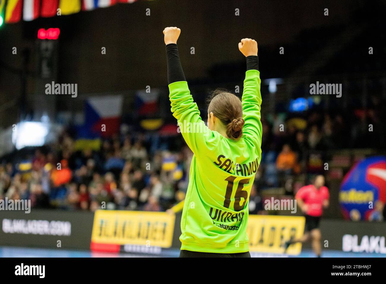 Frederikshavn, Danimarca. 6 dicembre 2023. Viktoriia Saltaniuk (16) Ucraina vista durante la partita IHF World Handball Championship 2023 tra Ucraina e Repubblica Ceca all'Arena Nord di Frederikshavn. (Foto: Gonzales Photo - Balazs Popal). Foto Stock