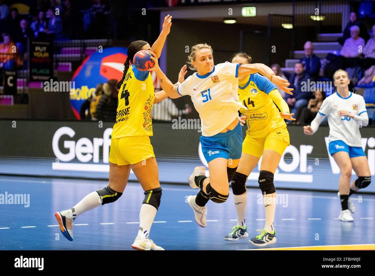 Frederikshavn, Danimarca. 6 dicembre 2023. Marketa Jerabkova (51) della Repubblica Ceca visto durante la partita IHF World Handball Championship 2023 tra Ucraina e Repubblica Ceca all'Arena Nord di Frederikshavn. (Foto: Gonzales Photo - Balazs Popal). Foto Stock