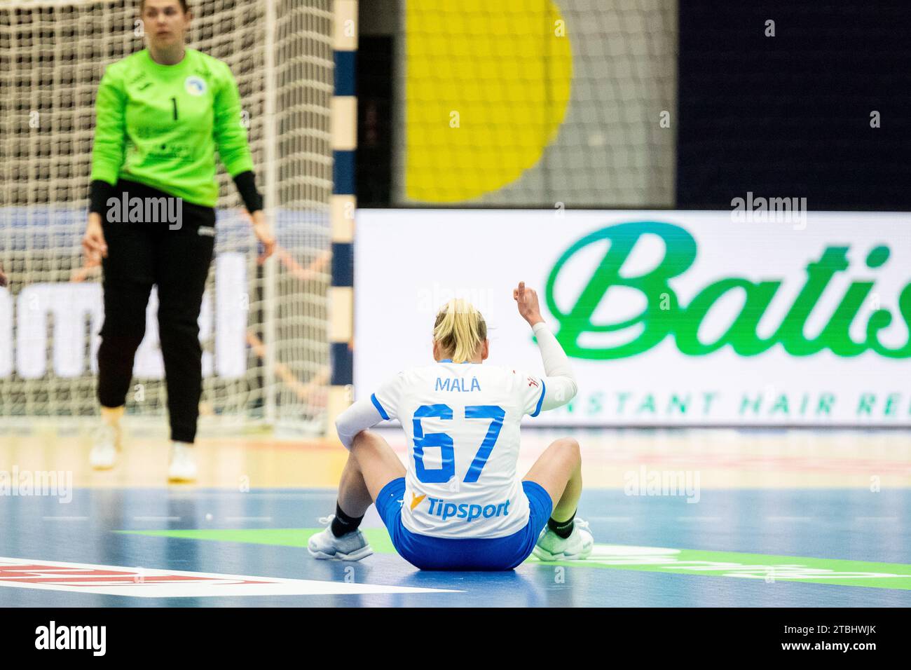 Frederikshavn, Danimarca. 6 dicembre 2023. Veronika Mala (67) della Repubblica Ceca vista durante la partita del campionato mondiale di pallamano IHF 2023 tra Ucraina e Repubblica Ceca all'Arena Nord di Frederikshavn. (Foto: Gonzales Photo - Balazs Popal). Foto Stock