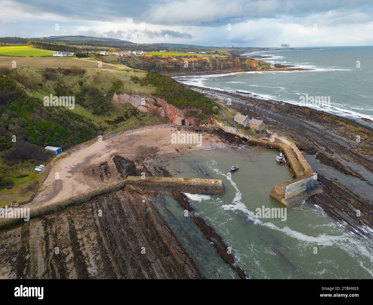 Vista aerea del porto di Cove e della costa in Scottish Borders, Scozia, Regno Unito Foto Stock