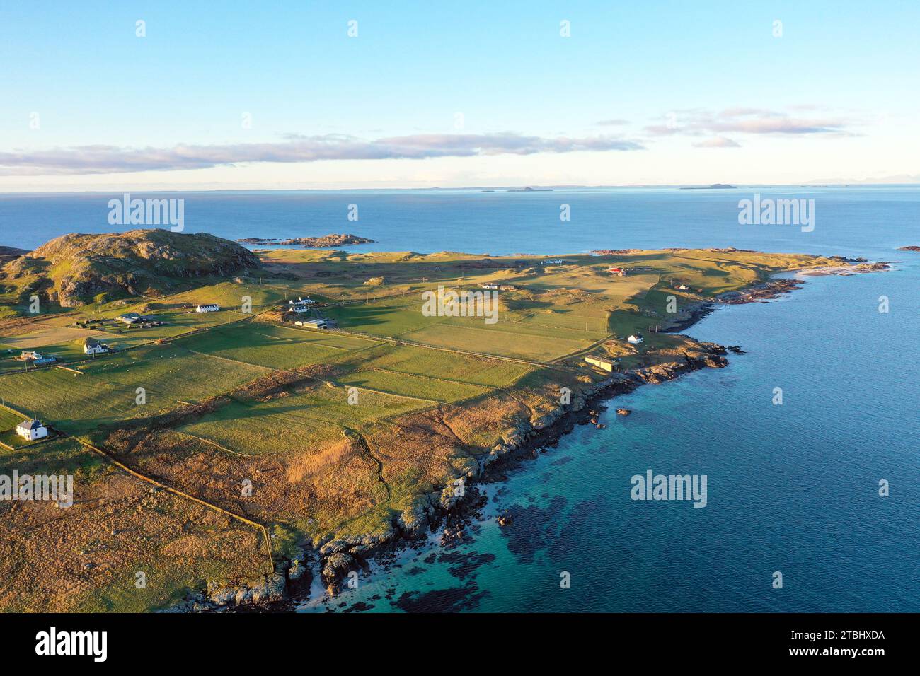 Vista aerea dell'estremità nord dell'isola di Iona che mostra Dun i, il punto più alto dell'isola, nelle Ebridi interne della Scozia Foto Stock